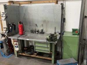 Schleif- und Schweißarbeitsplatz (Werkbank mit Metalleinhausung)