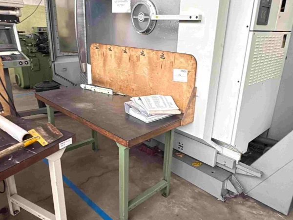 Arbeitstisch mit Rückwand