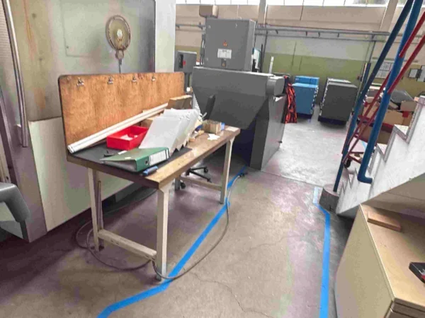 Werkbank mit Holzplatte