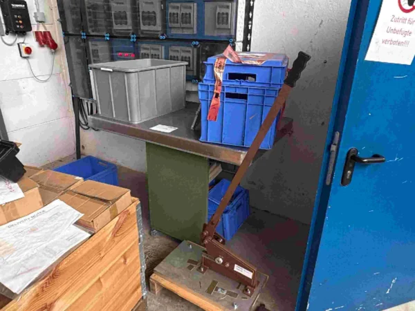 Werkstatttisch mit Stahlplatte