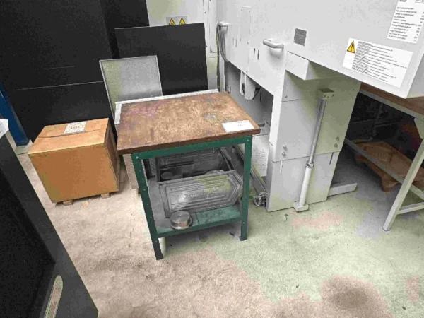 Beistelltisch mit Ablageboden