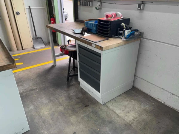 Werkbank mit Schubladenschrank, mit Inhalt