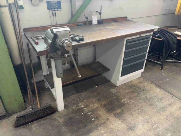 Werkbank mit Schubladenschrank und Schraubstock, mit Inhalt