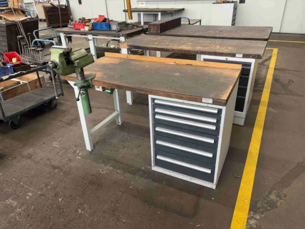 Werkbank mit Werkzeugschubladenschrank und Schraubstock, mit Inhalt