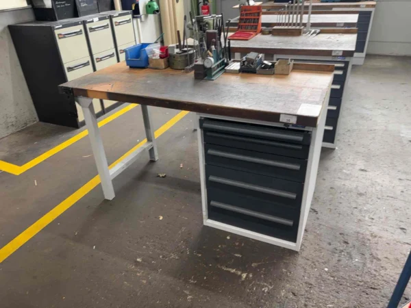 Werkbank mit Schubladenschrank, mit Inhalt