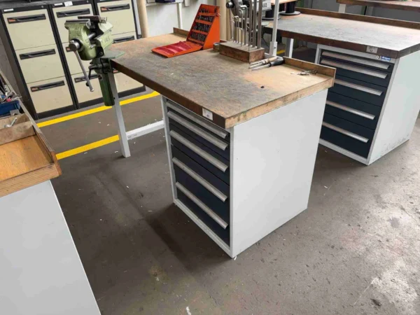 Werkbank mit Schubladenschrank und Schraubstock