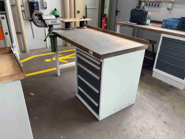 Werkbank mit Schubladenschrank und Schraubstock, mit Inhalt