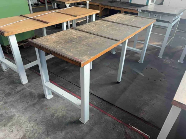 Werkbank mit Stahlgestell