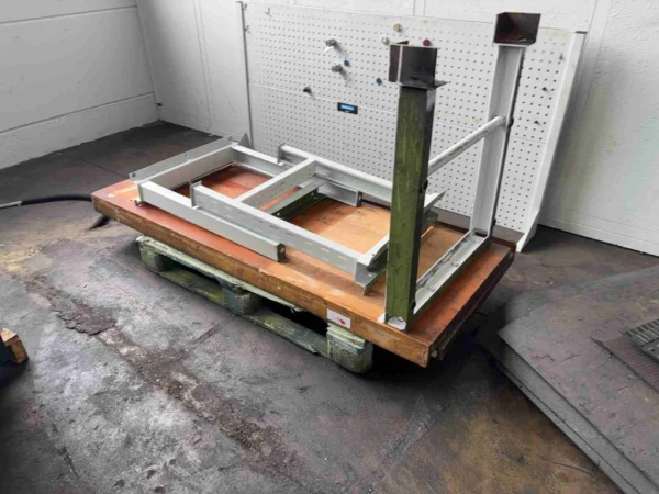 Werkbank-Gestell zerlegt mit 2 Holzplatten