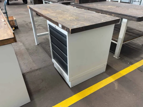 Werkbank mit Schubladenschrank, mit Inhalt