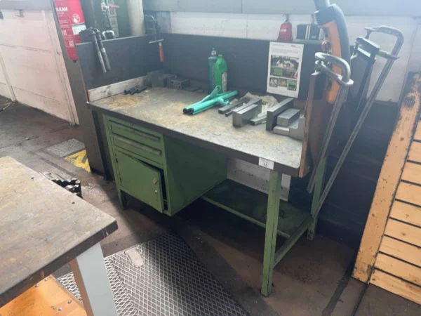 Werkbank, Metallunterbau grün