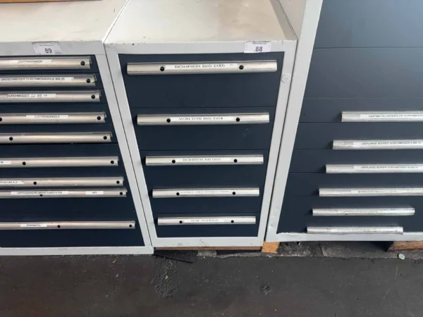 Werkzeugschubladenschrank, mit Inhalt (Bohrer, Gewindebohrer, Spannmittel)