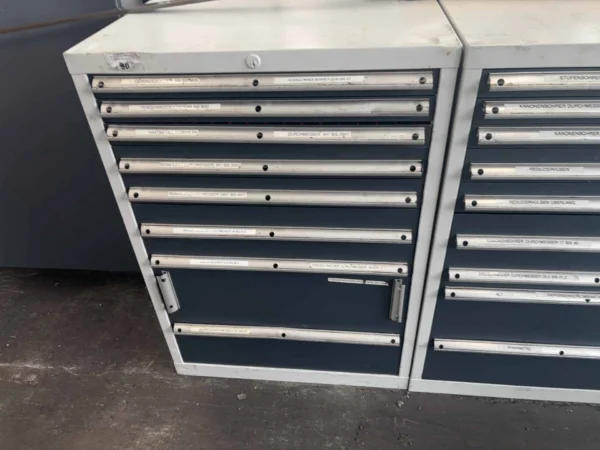 Werkzeugschubladenschrank, mit Inhalt (Gewindebohrer, Reibahlen, Dreischneider)