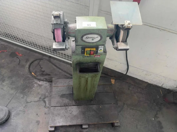 REMA DS 04/175 Doppelschleifbock REMA DS 04/175 auf Maschinenfuß