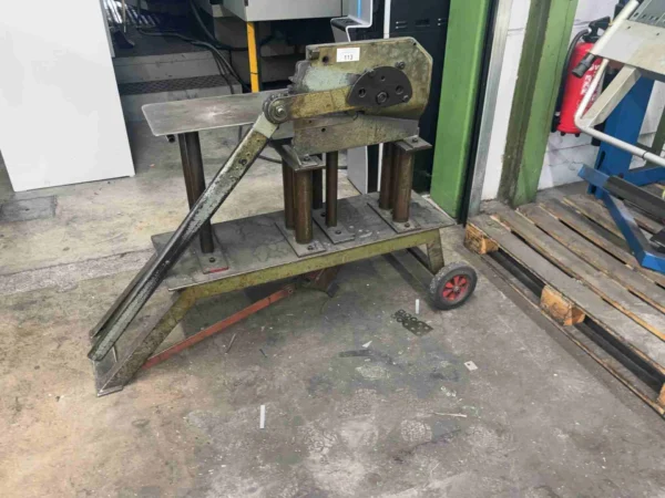 Handhebelschere auf Rollgestell