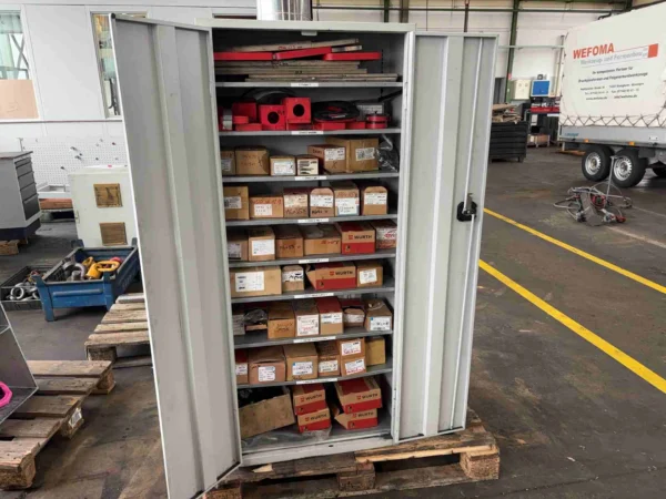 Werkstattschrank mit Schraubenbestand, mit Inhalt