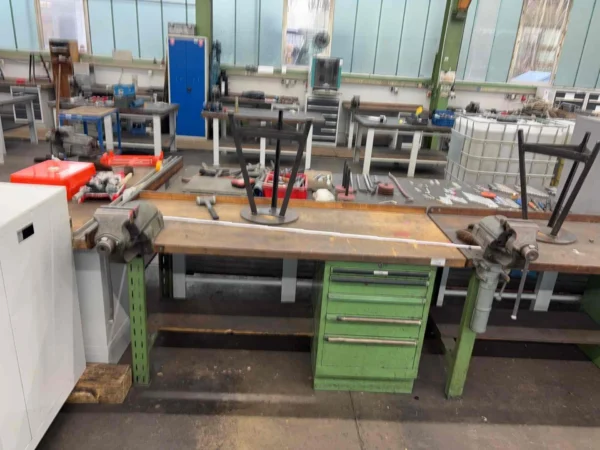 Werkbank mit 2 Schraubstöcken und Schubladenblock, mit Inhalt