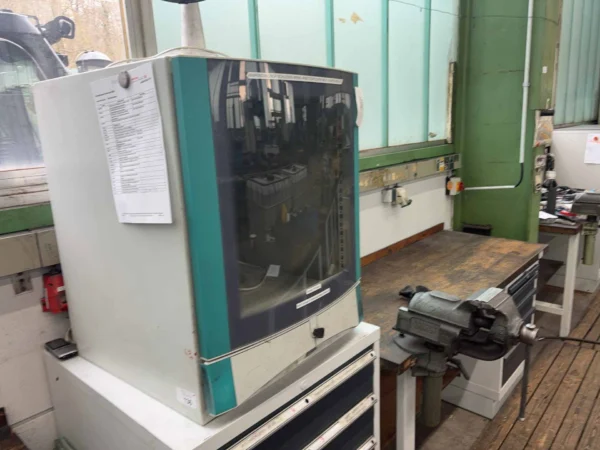 EDV-Terminal auf Schubladenschrank