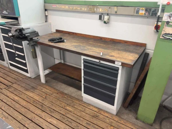 Werkbank mit Metallunterbau, mit Inhalt