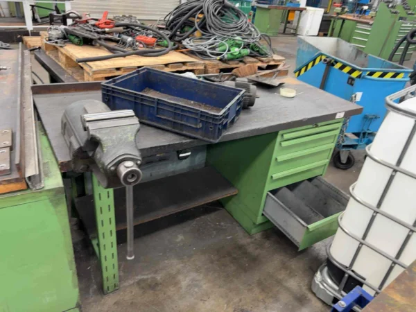 Werkbank mit Metallunterbau