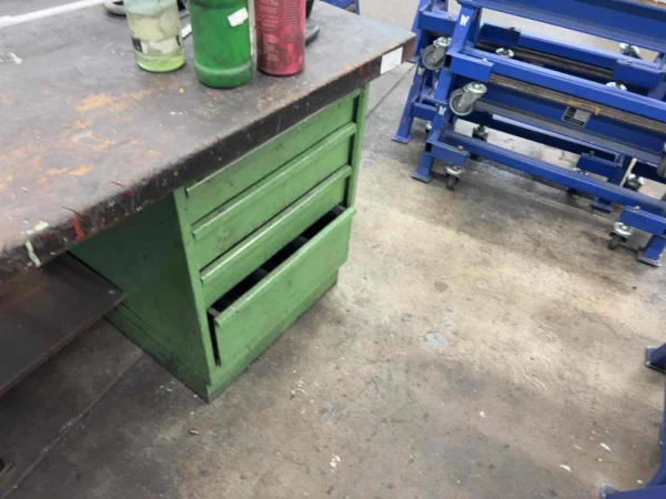 Werkbank mit Schubladenschrank, mit Inhalt