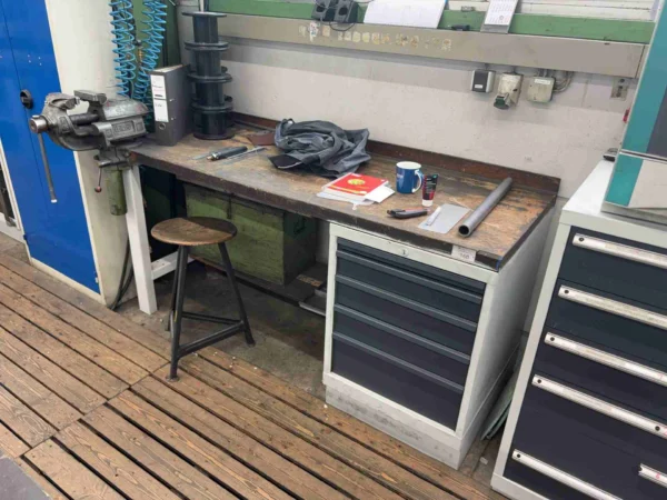 Werkbank mit Unterbau, mit Inhalt