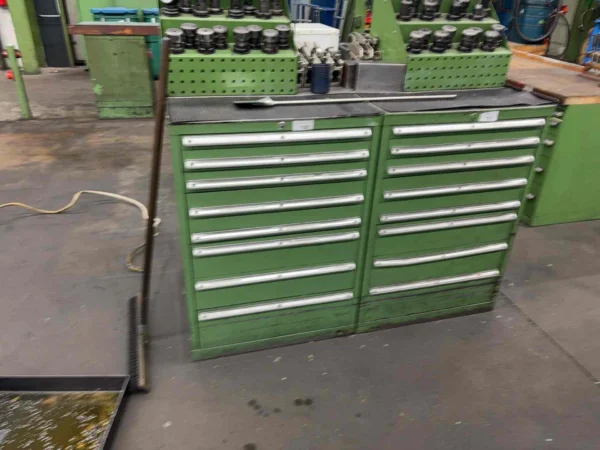 Werkzeugschubladenschrank mit Werkzeugaufnahmen, mit Inhalt