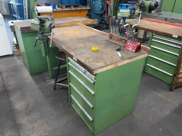 Werkbank mit Schubladenschrank, mit Inhalt