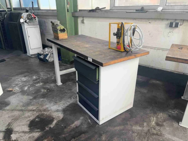 Werkbank, mit Inhalt