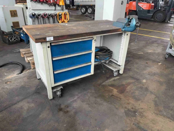 Mobile Werkbank mit Schubladenschrank und Schraubstock, mit Inhalt