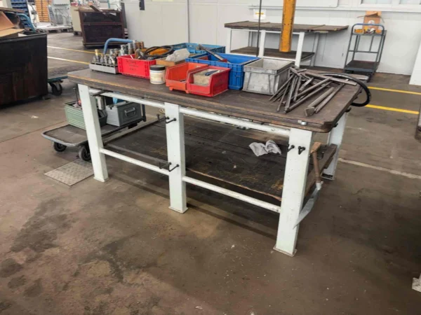 Werkbank mit Druckluftanschlüssen