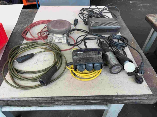Konvolut Elektrozubehör: Verlängerungskabel, Steckdosenverteiler, Arbeitsleuchten, Radio