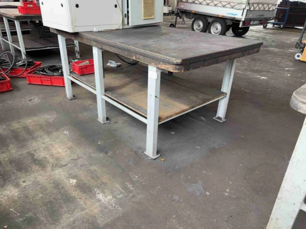 Montagetisch mit Druckluft-Wartungseinheit