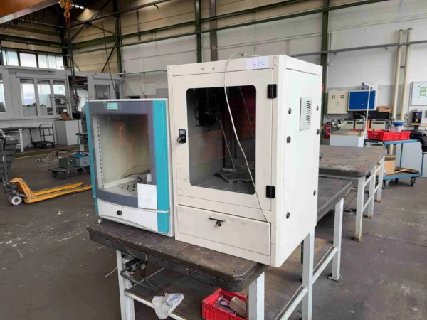 2 Schaltschränke / Medienschränke (Bildschirmschrank und Serverschrank)