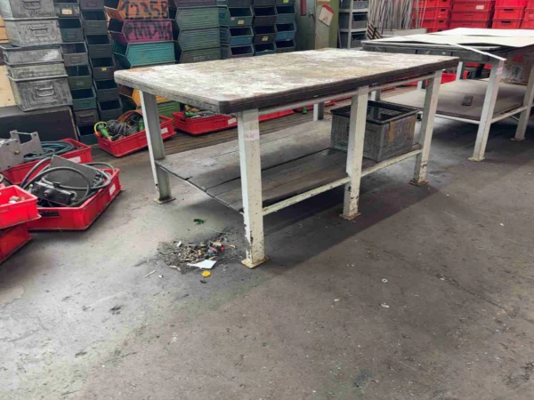 Montagetisch mit Ablage