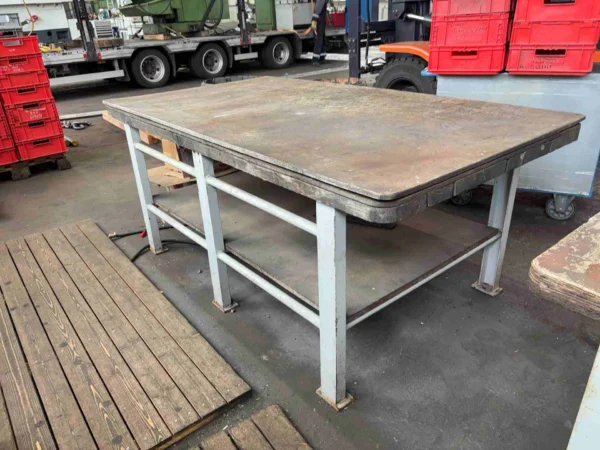 Montagetisch mit Ablage