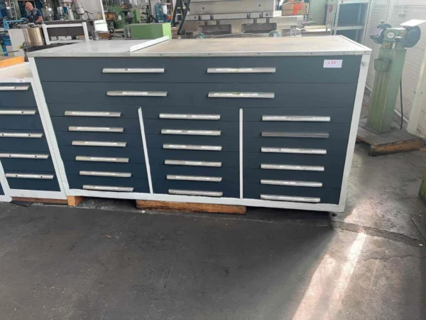 Schubladenschrank mit Werkzeuginhalt (Bohrer, Messmittel, Reibahlen)