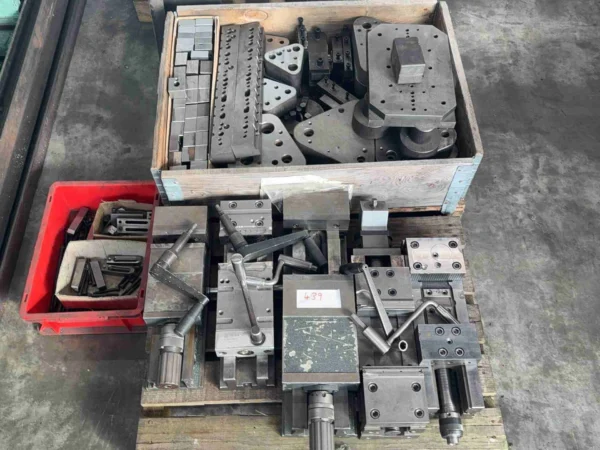 Konvolut Spannvorrichtungen und Aufspannplatten auf Palette