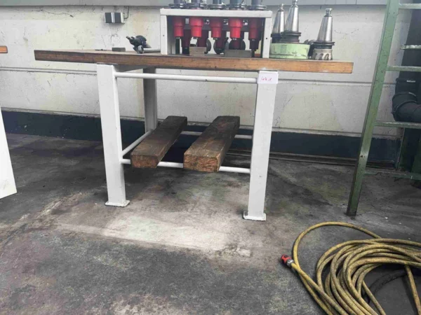 Werkbank mit Holzplatte und Stahlgestell
