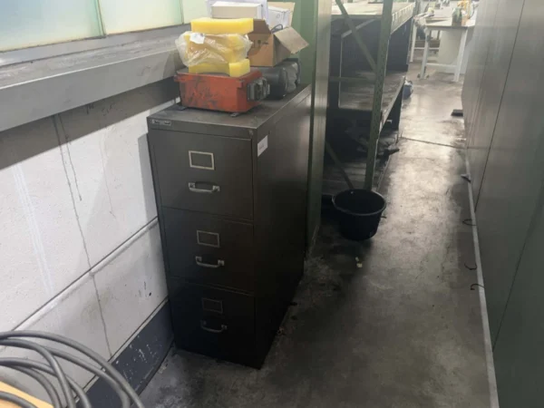 AMF Stahlschrank mit Werkzeuginhalt (Spanneisen, Stanzstempel, Spannzangen)