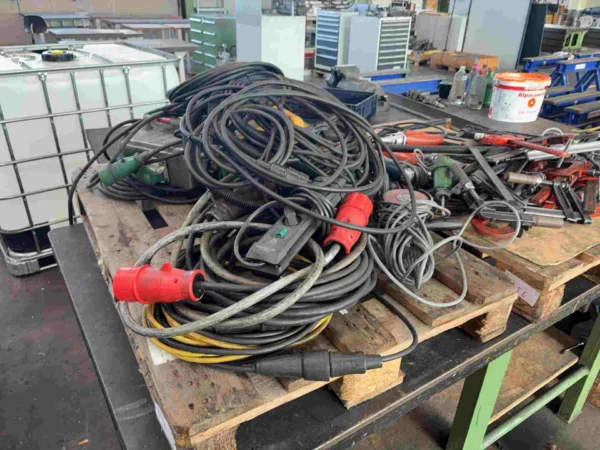 Palette Elektrokabel und Verlängerungen
