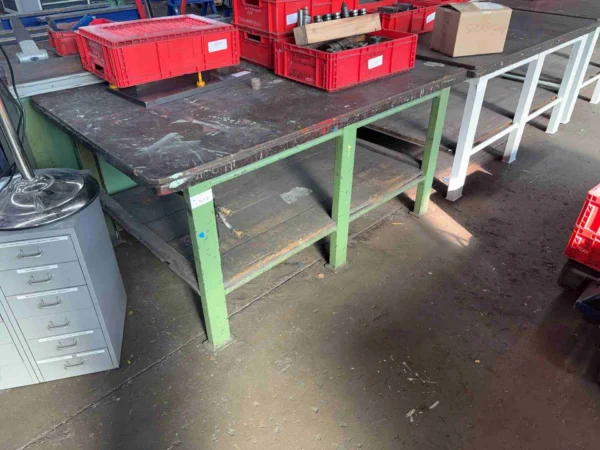 Werkbank mit Ablageboden