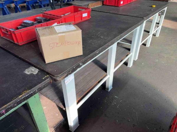 Werkbank mit Stahlgestell und Holzplatte