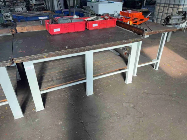 Werkbank mit Stahlgestell und Holzplatte