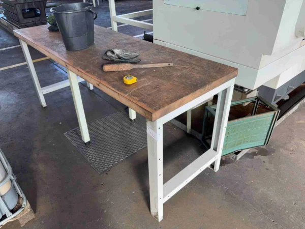 Werkbank mit Stahlgestell und Holzplatte