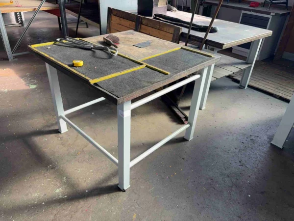 Werkbank mit Stahlgestell, quadratisch