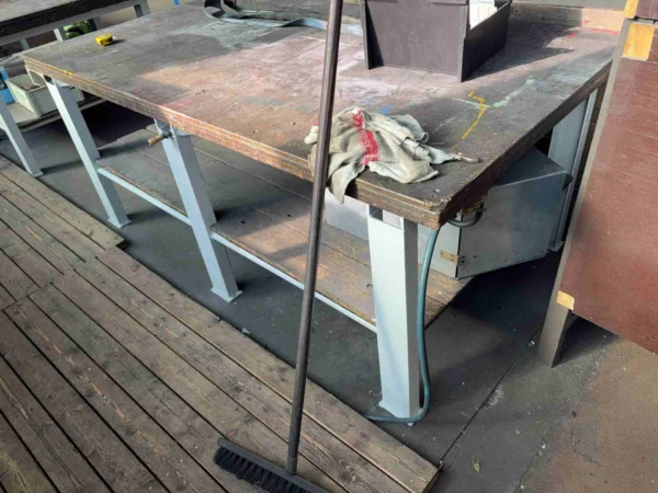 Werkbank mit Stahlgestell und Druckluftanschluss