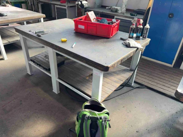 Werkbank mit Stahlgestell und Holzplatte