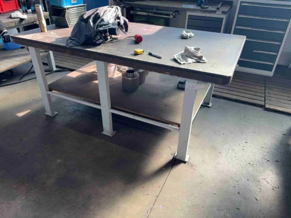 Werkbank mit Stahlgestell und Druckluftanschluss