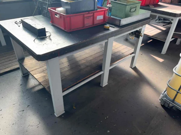 Werkbank mit Stahlgestell und Druckluft-Wartungseinheit